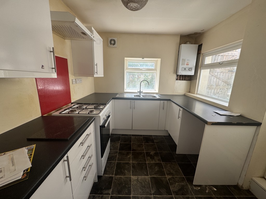 Lot: 129 - MID-TERRACE HOUSE FOR IMPROVEMENT IN POPULAR LOCATION - Kitchen